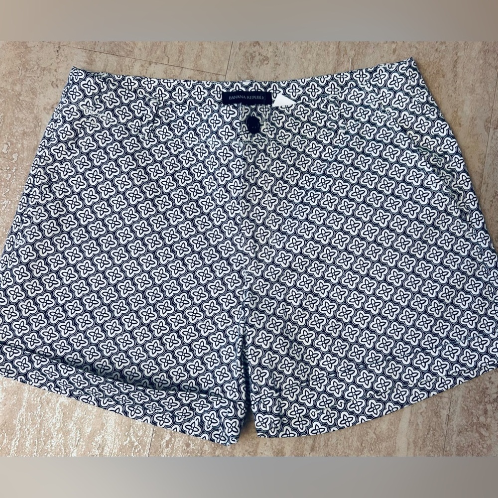 Banana Republic women’s black/ white stretch/ cuffed cotton shorts NWT size 8